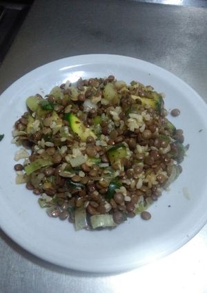 Una foto de Wok de lentejas y arroz yamaní