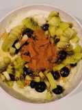 Bowl de iogurte com kiwi, uva e canela