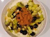 Bowl de iogurte com kiwi, uva e canela