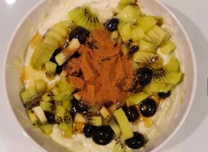 Foto de Bowl de iogurte com kiwi, uva e canela