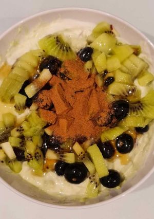 Foto de Bowl de iogurte com kiwi, uva e canela