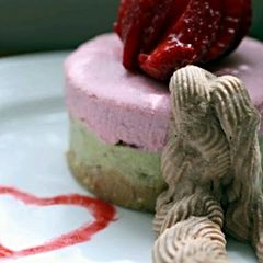 A picture of Sig's Strawberry and Pistachio Cheesecakes.