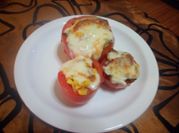 Una foto de tomates rellenos con jamon y queso