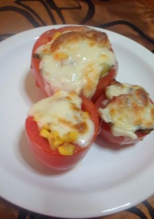 Una foto de Tomates rellenos diferentes: mozzarella y choclo