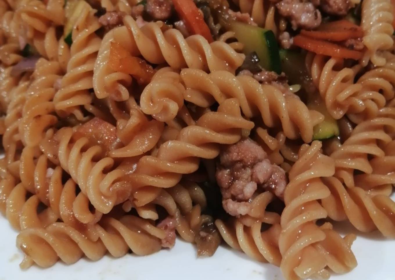 Pasta con verduras y carne picada