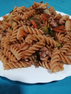 Una foto de Pasta con verduras y carne picada