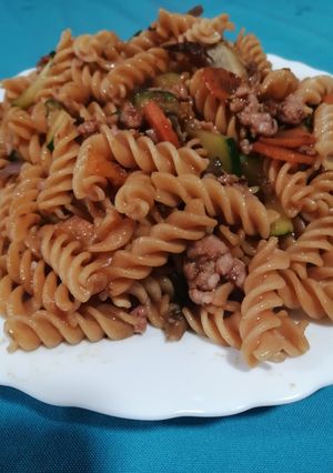 Una foto de Pasta con verduras y carne picada