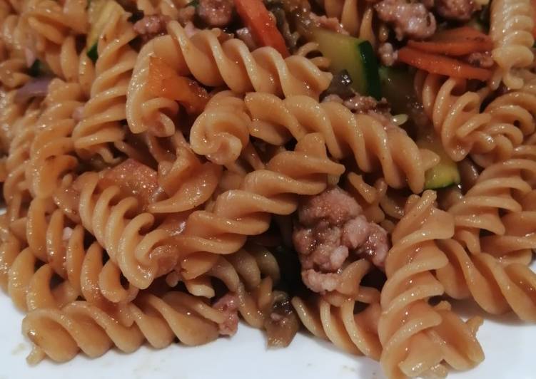 Pasta con verduras y carne picada