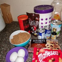 A picture of 1 bowl chocolate cake.