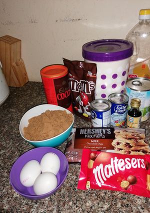 A picture of 1 bowl chocolate cake.