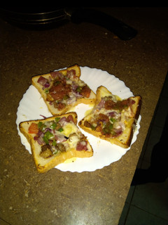 A picture of Bread Pizza.