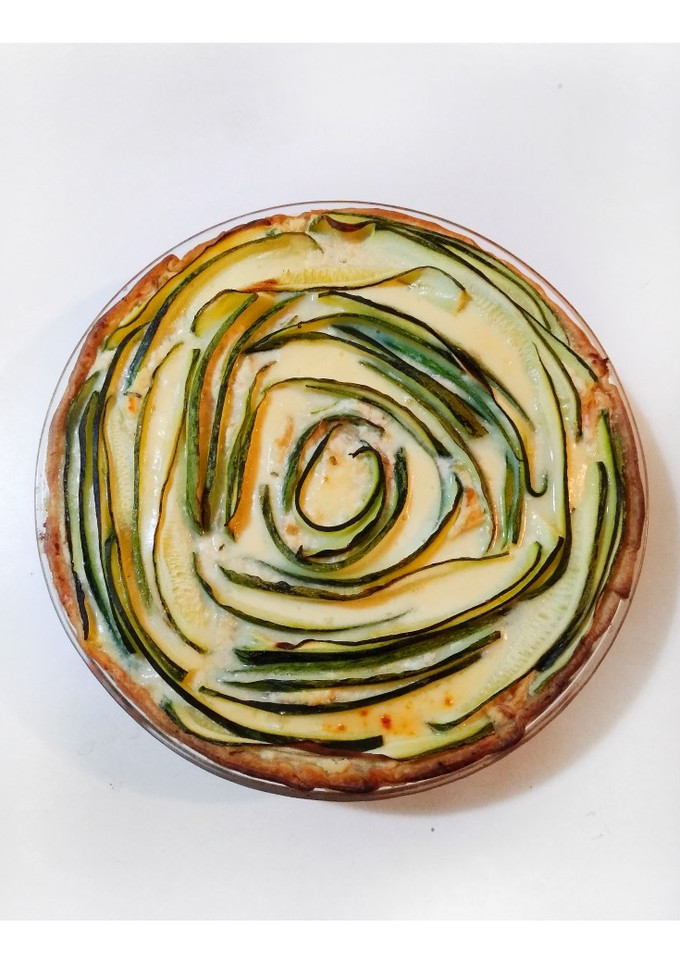 Una foto de Tarta de zucchinis, cebolla caramelizada, ricota y jamón