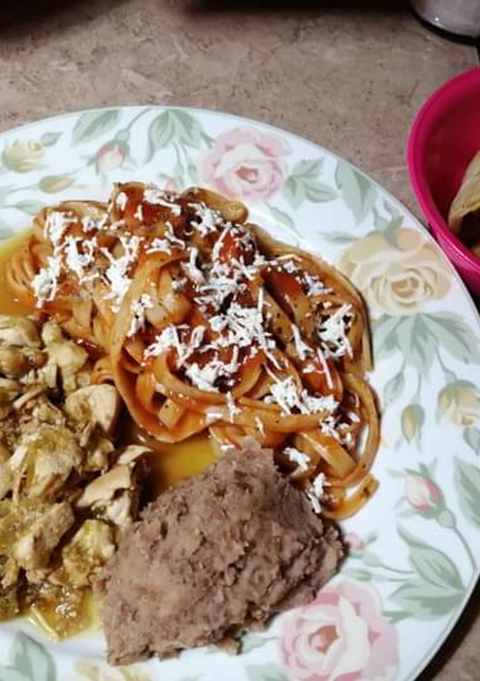 Una foto de Fajitas de pollo en salsa de tomate fresadilla y pasta