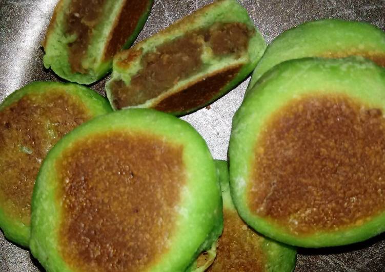 Pia Pandan Teflon Isi Kacang Hijau