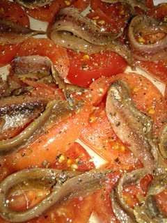 Una foto de Ensalada de tomates y anchoas