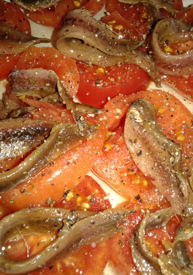 Una foto de Ensalada de tomates y anchoas