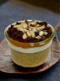 Chia Pudding Cachi e Yogurt con Craqueline al Cacao e Mandorle