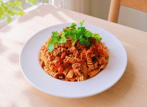 Hình của món NUI xào bò sốt cà chua.