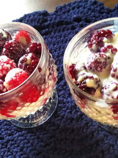 Foto de Bolo de dois minutos com frutas vermelhas e leite condensado fit