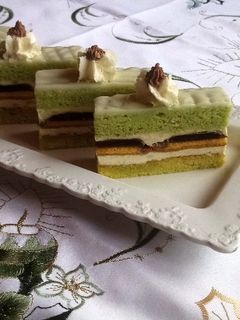 Karácsonyi mentalikőrös zselés piskótás szelet recept fotója