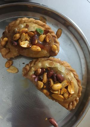 ઘૂઘરા (Ghughra Recipe In Gujarati) રેસીપી મુખ્ય ફોટો