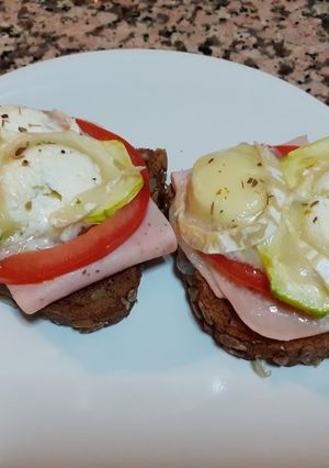 Una foto de Tostas de calabacín, tomate, pavo y queso de cabra