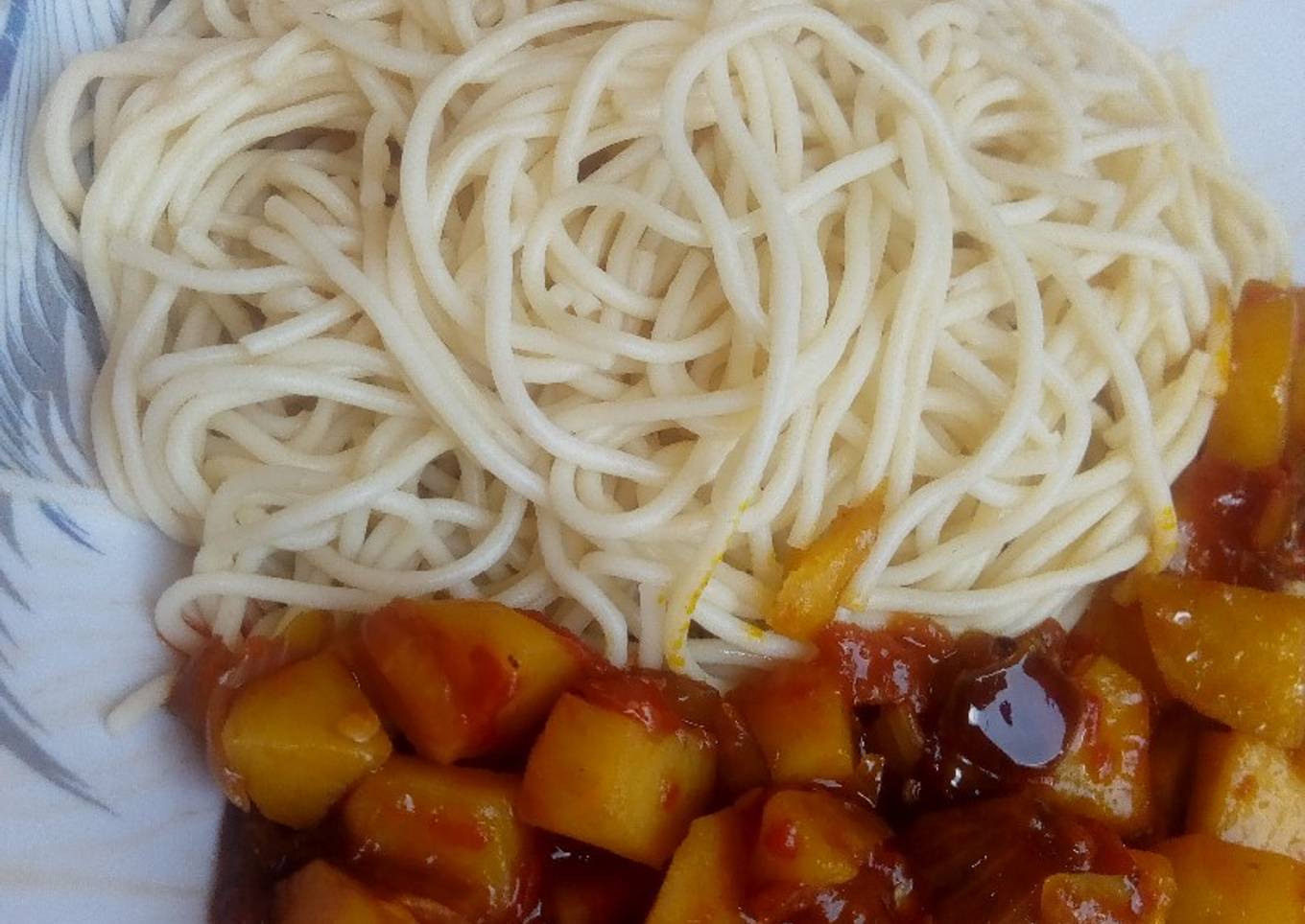 Spaghetti with potatoes sauce
