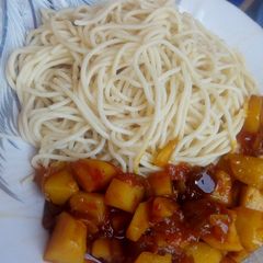 A picture of Spaghetti with potatoes sauce.