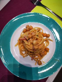 Foto di Caccia alla dispensa. Spaghettoni con crema di ceci e speck