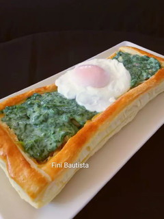 Una foto de Hojaldre con pollo y huevo a la florentina