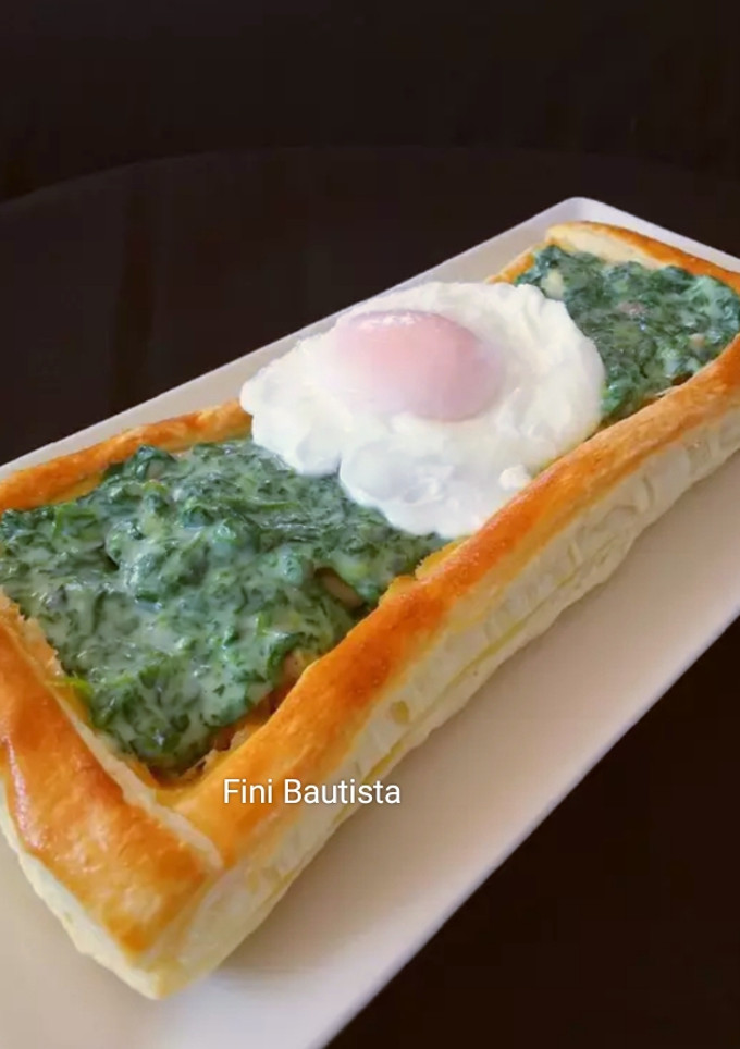 Una foto de Hojaldre con pollo y huevo a la florentina