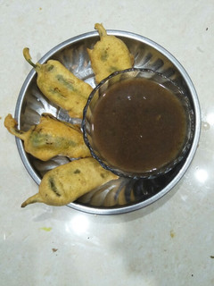 મરચા ના ભજીયા (Marcha Na Bhajiya Recipe In Gujarati) રેસીપી મુખ્ય ફોટો