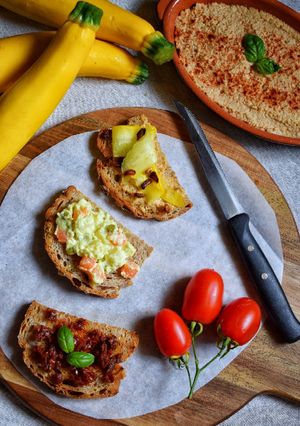 Foto di Tris di bruschette estivo