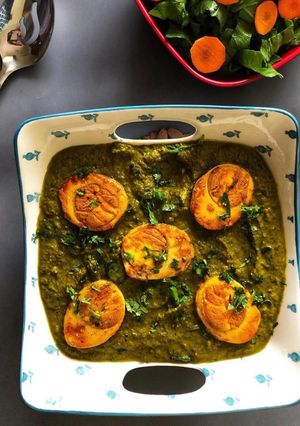 A picture of Green masala egg curry.