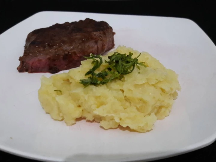 Langkah Gampang Membikin Resep Beef BBQ steak with mashed potatoes yang Menggugah Selera Anti Ribet, Uenak Banget
