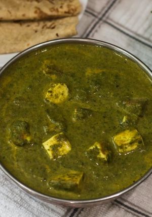 A picture of Saag paneer.