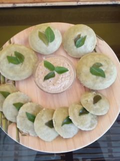 हेल्दी पालक-रवा इडली (Healthy palak rava idli recipe in hindi) रेसिपी मुख्य फोटो