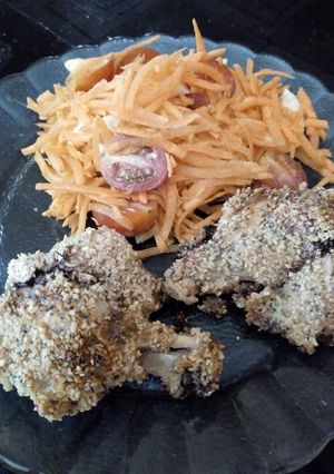 Una foto de Alitas rebozadas y semillas con ensalada