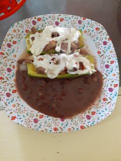Una foto de Calabacitas rellenas de bistec a la mexicana
