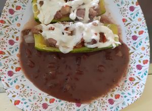 Una foto de Calabacitas rellenas de bistec a la mexicana