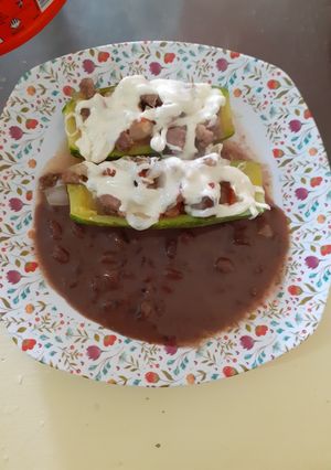 Una foto de Calabacitas rellenas de bistec a la mexicana
