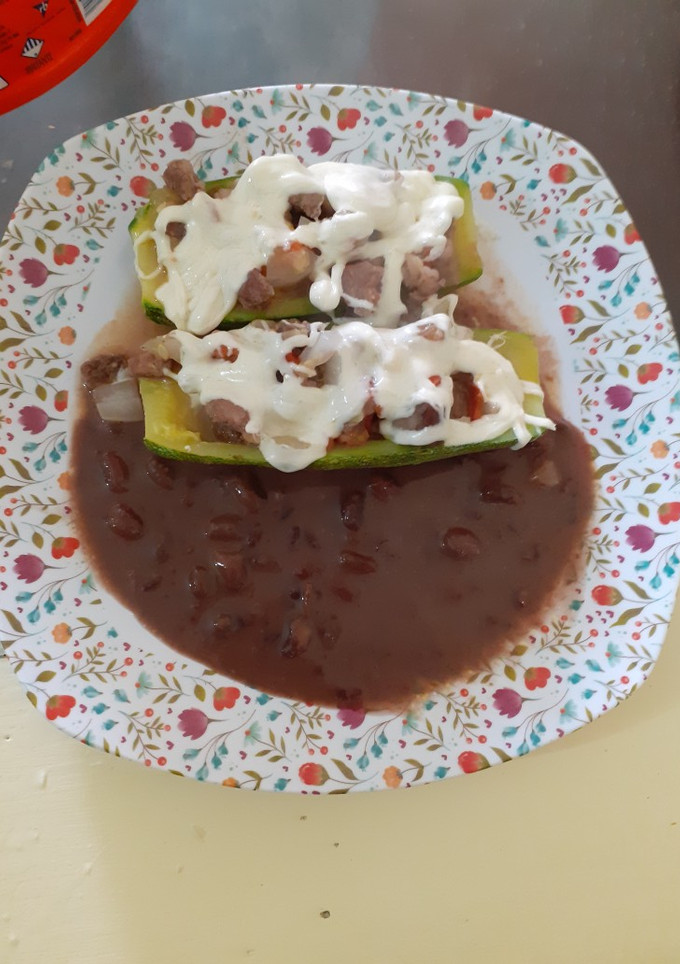 Una foto de Calabacitas rellenas de bistec a la mexicana