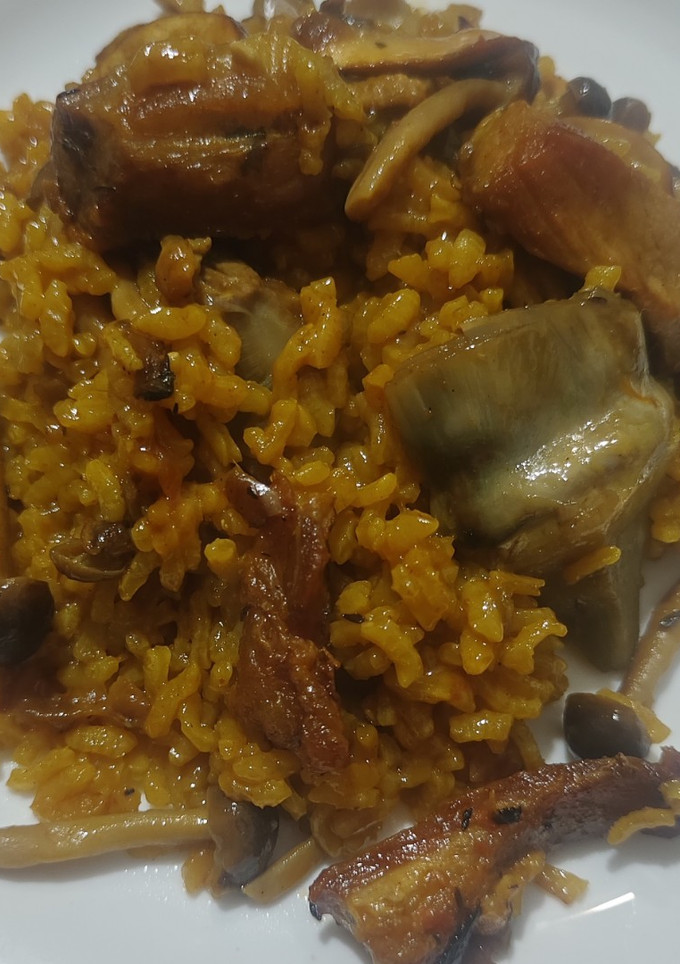 Una foto de Arroz con secreto, setas y alcachofa