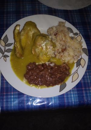 Una foto de Pollo en chile verde con arroz y frijolitos 😊