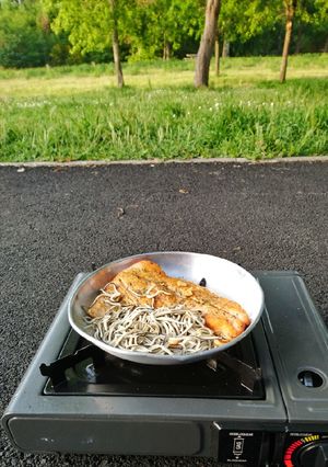 Una foto de Salmón con gulas