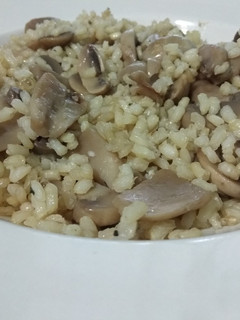 Una foto de Arroz integral con champiñones