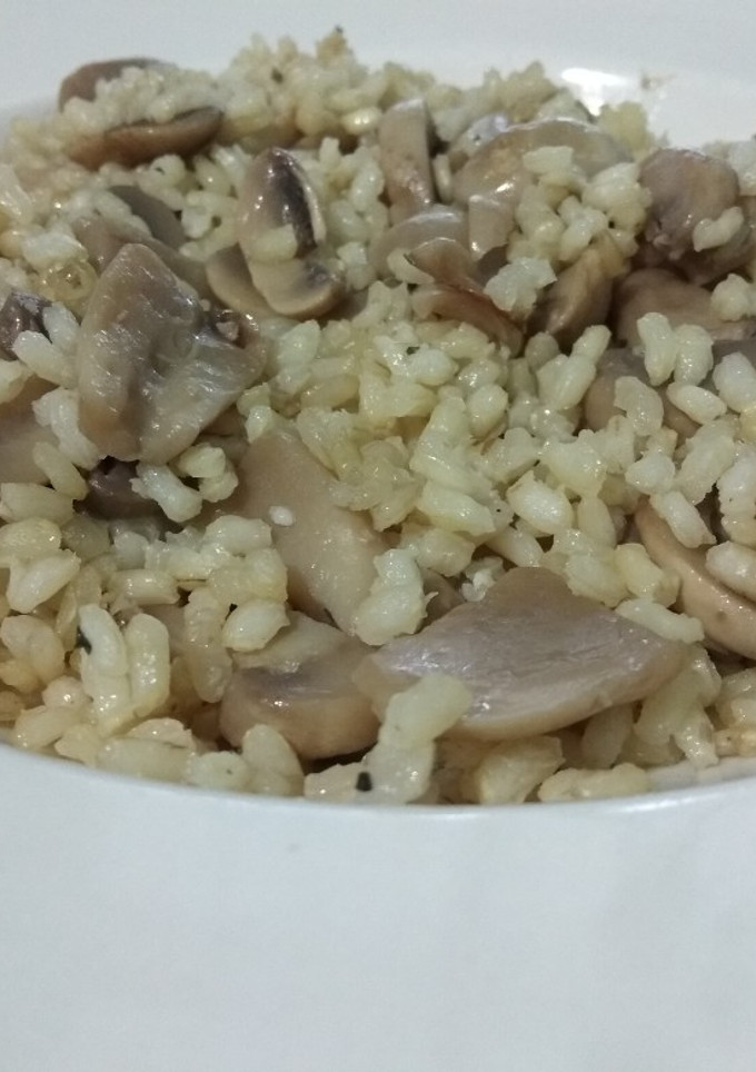 Una foto de Arroz integral con champiñones