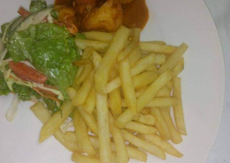 Jumbo prawns in tomatoes sauce with chips