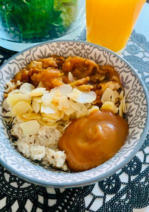 Une photo de Porridge aux pommes cuites caramélisées, amandes et caramel beurre salé