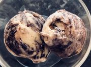 Una foto de helado casero con heladera oreo